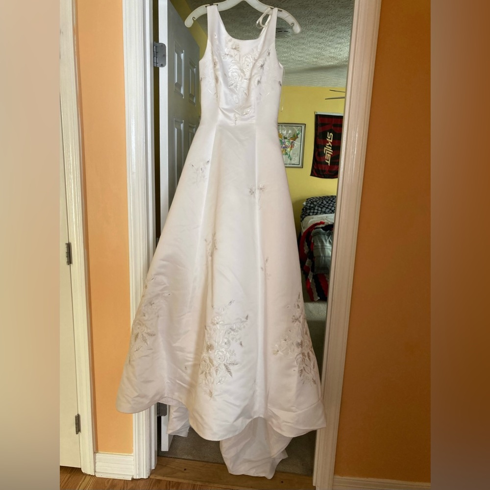 Wedding dress - Picture 1 of 6